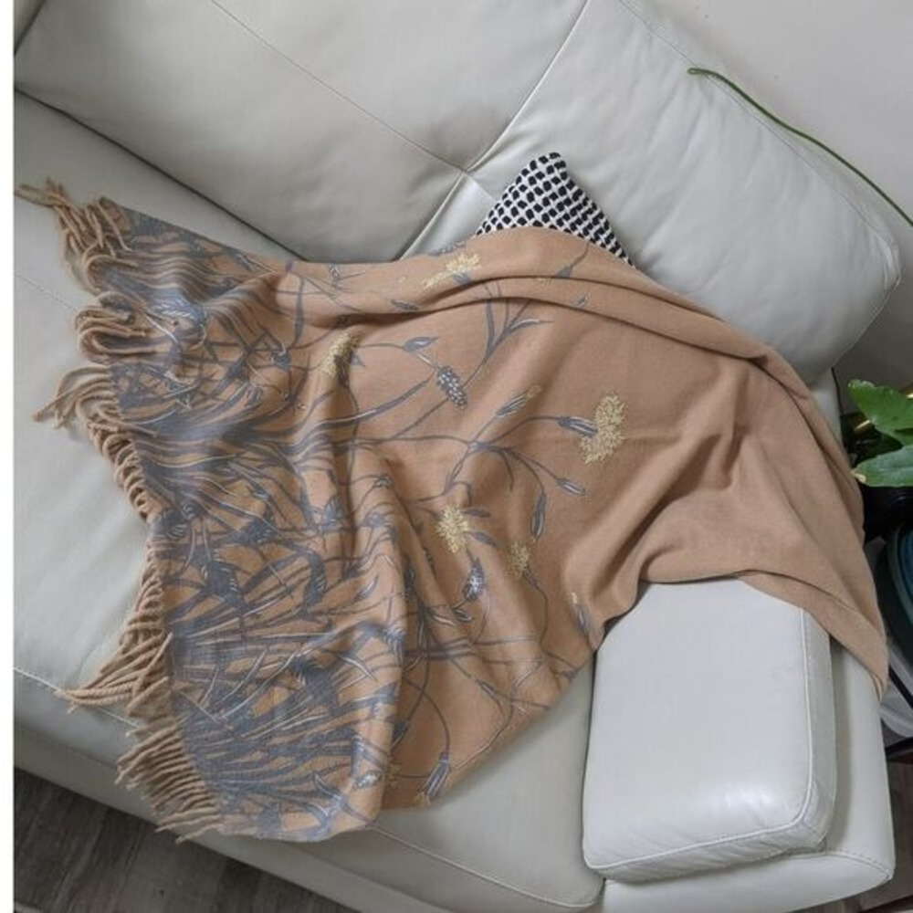 Johnstons Cashmere wrap shawl Tan Floral Made in Scotland Fringe LN/NWOT - Picture 10 of 10